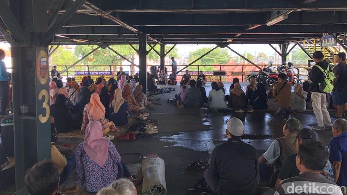 Wali Kota Jogja Hasto Wardoyo didampingi jajarannya menemui pedagang dan juru parkir (jukir) tempat khusus parkir (TKP) Abu Bakar Ali (ABA), Kamis (15/5/2025).