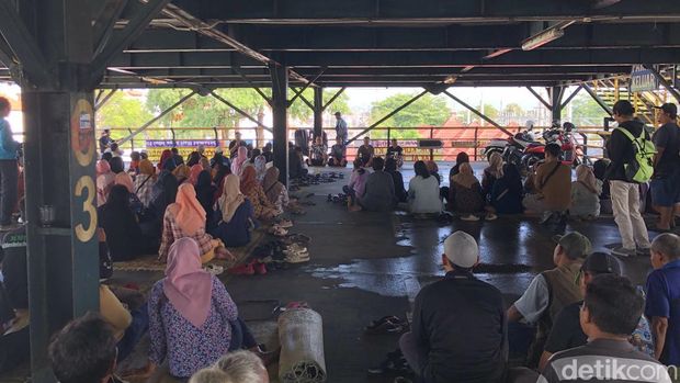 Wali Kota Jogja Hasto Wardoyo didampingi jajarannya menemui pedagang dan juru parkir (jukir) tempat khusus parkir (TKP) Abu Bakar Ali (ABA), Kamis (15/5/2025).