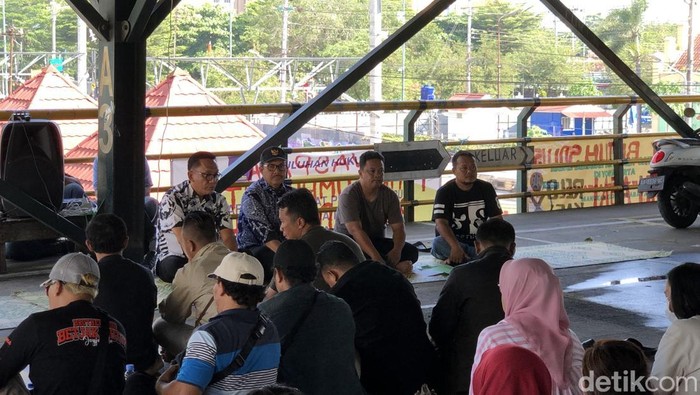 Wali Kota Jogja Hasto Wardoyo didampingi jajarannya menemui pedagang dan juru parkir (jukir) tempat khusus parkir (TKP) Abu Bakar Ali (ABA), Kamis (15/5/2025).
