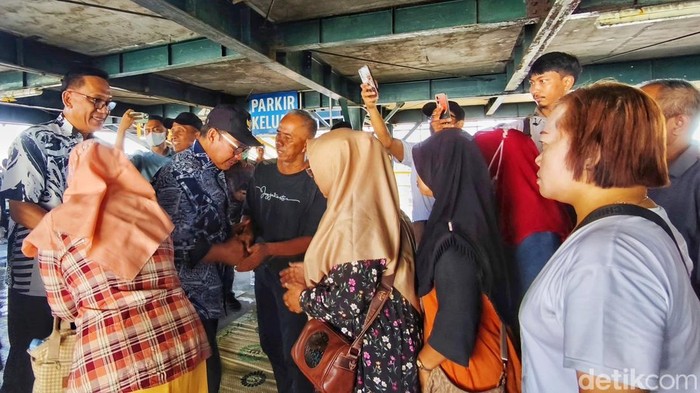 Walkot Jogja Hasto Wardoyo (bertopi) bersalaman dengan warga usai dialog di TKP Abu Bakar Ali, Kamis (15/5/2025).