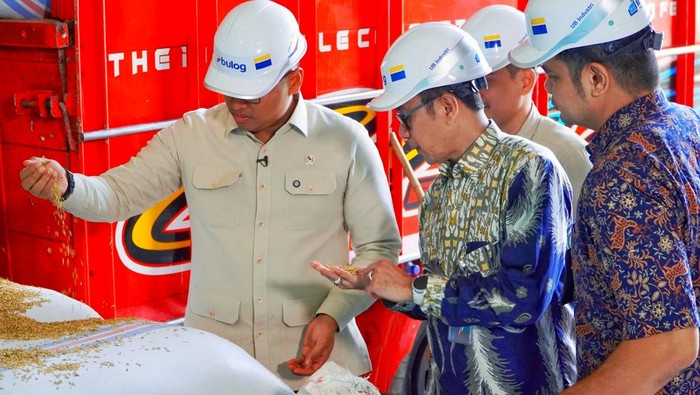 Wamentan RI sudaryono saat meninjau MRU Bulog di Cikampek, Kabupaten Karawang