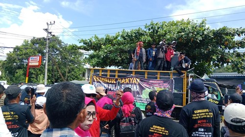Warga dari berbagai kabupaten di Pulau Sumbawa berdemonstrasi di Simpang AI Jati, Kamis (15/5/2025). (Sanusi Ardi/detikBali)