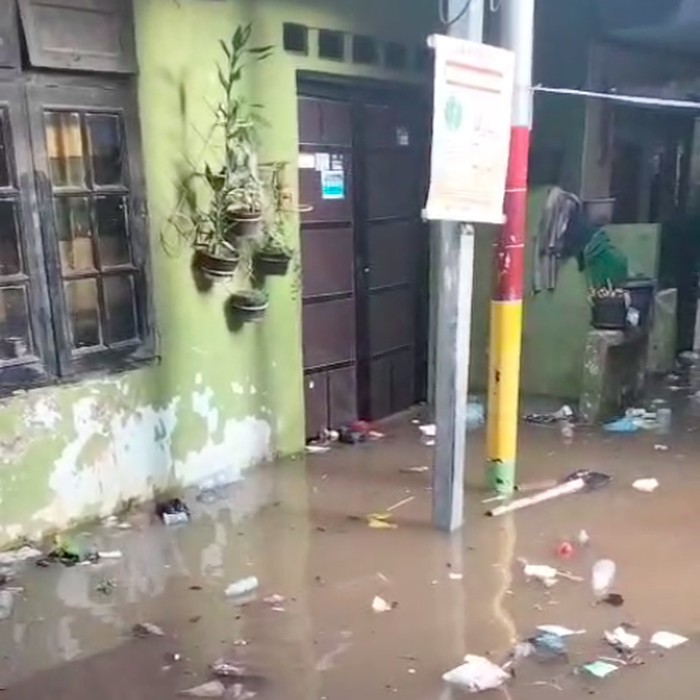 Wilayah Kampung Melayu, Jatinegara, Jaktim kembali dilanda banjir. Lima wilayah RT di Kampung Melayu kebanjiran sejak pagi tadi. (dok Pribadi/Sanusi)