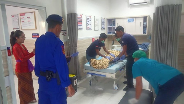 Korban WN Prancis, Diaz Bernard dievakuasi ke klinik di Canggu seusai ditemukan tenggelam, Kamis (15/5/2025).