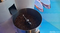 Roastery dalam negeri juga tak kalah tampil pada acara bergengsi tersebut. Ada HERD, roastery dari Bandung, yang menghadirkan pengalaman untuk pengunjung menyaksikan pemanggangan kopinya sendiri. Foto: detikcom/Diah Afrilian
