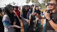 Dengan penuh semangat, sampah-sampah tersebut dikumpulkan ke dalam kantong yang telah disediakan. Aksi ini menjadi bentuk nyata partisipasi warga dalam menjaga kebersihan lingkungan.