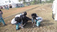 Ada pemandangan berbeda pagi ini di Alun-alun Cikande, Serang, Banten, Jumat (16/5/2025). Warga dan pelajar tampak aktif membersihkan sampah di sekitar area festival usai mengikuti senam massal pembuka.