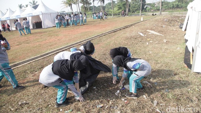 Aksi Bersih Sampah dan Tebar Nila Warnai Festival Desa Ada pemandangan berbeda pagi ini di Alun-alun Cikande, Serang, Banten, Jumat (16/5/2025). Warga dan pelajar tampak aktif membersihkan sampah di sekitar area festival usai mengikuti senam massal pembuka.