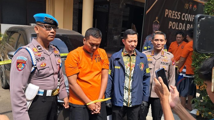 Anggota GRIB Jaya Serang ditangkap terkait kasus penjualan mobil ilegal (Bahtiar/detikcom)
