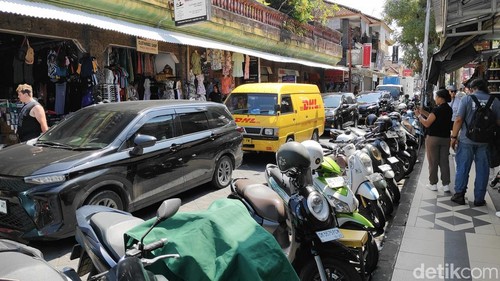 Arus lalu lintas di Jalan Sahadewa, Kelurahan Legian, Kecamatan Kuta, Badung, macet akibat banyaknya kendaraan parkir di sepanjang jalan tersebut, Jumat (16/5/2025). (Foto: Agus Eka/detikBali)