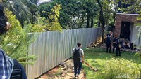 Pada bagian samping rumah dipasang pagar pembatas menjadi tanda bagian rumah Atalarik yang akan dieksekusi. Foto: Febri/detikcom