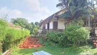 Pantauan detikcom, Jumat (16/5/2025) sejumlah petugas eksekutor bersiap untuk mengeksekusi rumah Atalarik Syach. Namun, mereka masih menunggu hasil mediasi Atalarik dengan pihak Dede Tasno. Foto: Febri/detikcom
