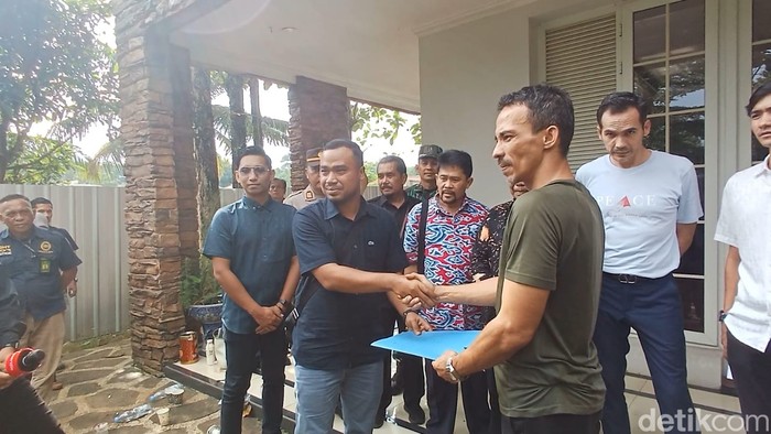 Kuasa hukum Dede Tasno menyerahkan bukti pembelian pada Attila Syach.