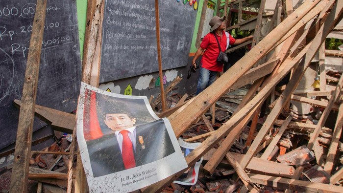 Warga melihat kondisi bangunan kelas SDN Kutorenon 3 yang ambruk di Kecamatan Sukodono, Lumajang, Jawa Timur, Jumat (16/5/2025). Dinas Pendidikan dan Kebudayaan Kabupaten Lumajang telah mengalokasikan pembenahan melalui anggaran Dana Alokasi Khusus (DAK) Fisik 2025 untuk menangani bangunan kelas yang ambruk pada Kamis (15/5) akibat faktor usia dan untuk sementara proses belajar siswa dialihkan ke bangunan sekolah TK di sekitar lokasi tersebut. ANTARA FOTO/Irfan Sumanjaya/tom.