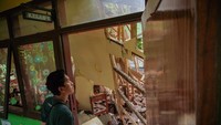 Dinas Pendidikan dan Kebudayaan Kabupaten Lumajang telah mengalokasikan pembenahan melalui anggaran Dana Alokasi Khusus (DAK) Fisik 2025 untuk menangani bangunan kelas yang ambruk pada Kamis (15/5) akibat faktor usia.