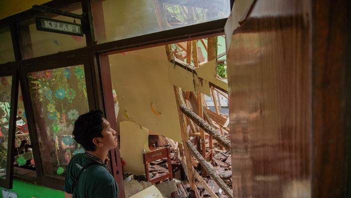 Warga melihat kondisi bangunan kelas SDN Kutorenon 3 yang ambruk di Kecamatan Sukodono, Lumajang, Jawa Timur, Jumat (16/5/2025). Dinas Pendidikan dan Kebudayaan Kabupaten Lumajang telah mengalokasikan pembenahan melalui anggaran Dana Alokasi Khusus (DAK) Fisik 2025 untuk menangani bangunan kelas yang ambruk pada Kamis (15/5) akibat faktor usia dan untuk sementara proses belajar siswa dialihkan ke bangunan sekolah TK di sekitar lokasi tersebut. ANTARA FOTO/Irfan Sumanjaya/tom.