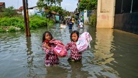 Banjir terjadi akibat hujan deras yang mengguyur wilayah Bandung Raya sejak Kamis (15/5). Tingginya intensitas hujan menyebabkan Sungai Citarum meluap dan membanjiri sejumlah kampung di Desa Dayeuhkolot.
