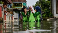 Ketinggian air dilaporkan bervariasi antara 40 sentimeter hingga 1 meter. Warga terdampak terpaksa menyesuaikan aktivitas mereka sambil menanti surutnya air atau bantuan dari pihak berwenang.