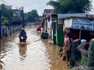 Luapan Sungai Cisunggalah Rendam Pemukiman Warga Panyadap Bandung