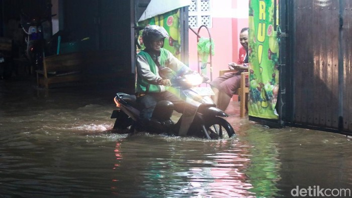 Banjir yang melanda kawasan Kabupaten Sleman hingga petang ini belum surut. Foto diambil di Jalan Stadion, Wedomartani, Ngemplak, Sleman, Jumat (16/5/2025)