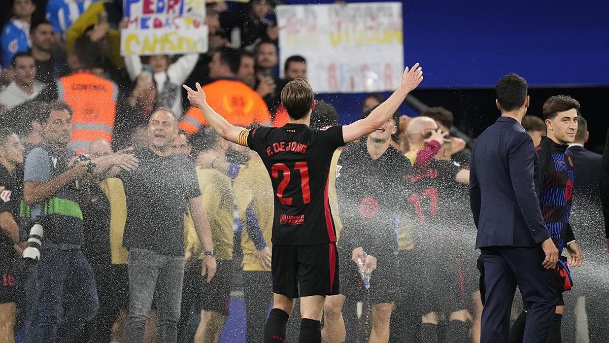 Selebrasi Barcelona di kandang Espanyol diganggu mesin penyemprot air. (Anadolu via Getty Images/Anadolu)