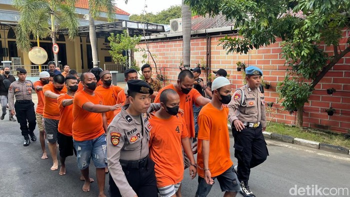 Belasan preman yang meresahkan masyarakat berhasil diringkus Polres Mojokerto.