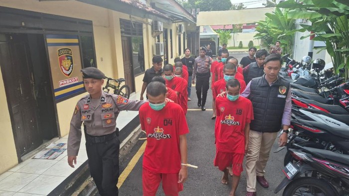 Belasan tersangka kasus premanisme hingga tukang parkir getok harga di Kota Pasuruan diringkus polisi.