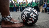 Di tengah situasi ini, sejumlah asosiasi buruh menuntut proses PHK yang transparan dan berkeadilan sesuai peraturan perundang-undangan. Solidaritas pekerja dan perlindungan sosial dianggap sangat penting agar hak-hak pekerja tetap terjaga, terutama bagi mereka yang sudah lama mengabdi. ANTARA FOTO/Putra M. Akbar