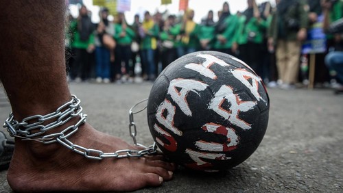 Seorang buruh melakukan aksi teatrikal saat memperingati Hari Buruh Internasional di Taman Elektrik, Kota Tangerang, Banten, Kamis (1/5/2025). Mereka menuntut pemerintah untuk membentuk satgas anticalo tenaga kerja, mencegah pemutusan hubungan kerja, dan menolak upah murah. ANTARA FOTO/Putra M. Akbar/tom.