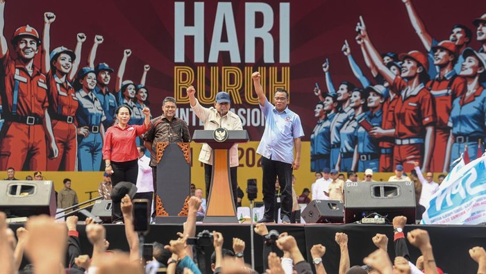 Presiden Prabowo Subianto (ketiga kiri) didampingi  Presiden Konfederasi Serikat Pekerja Indonesia (KSPI) dan Presiden Partai Buruh Said Iqbal (kedua kiri), Presiden Konfederasi Serikat Buruh Seluruh Indonesia (KSBSI) Elly Rosita Silaban (kiri), dan Ketua Umum Konfederasi Serikat Pekerja Seluruh Indonesia (KSPSI) Pembaruan Jumhur Hidayat (kanan) menyampaikan pidatonya pada perayaan Hari Buruh Internasional 2025 di kawasan Monas, Jakarta, Kamis (1/5/2025). Dalam pidatonya Prabowo menyampaikan akan membentuk Satgas PHK, meloloskan RUU perlindungan pekerja rumah tangga, serta berusaha memberantas korupsi di Indonesia. ANTARA FOTO/Muhammad Adimaja/tom.