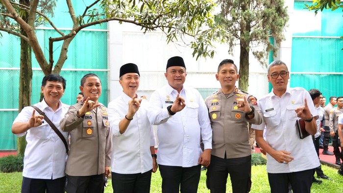Bupati Bogor, Rudy Susmanto, usai Rapat Koordinasi dan Penandatanganan Dokumen Kerja Sama antara Pemerintah Daerah dengan Polda Jabar dan Polda Metro Jaya di Bale Pakuan, Gedung Pakuan Bandung, Jumat (16/5/2025).