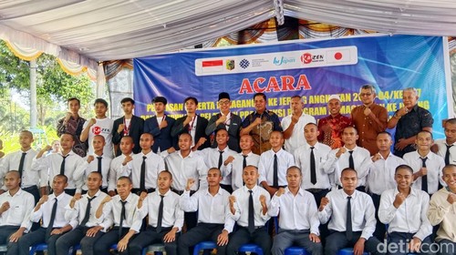 Bupati dan Kepala Disnakertrans Lombok Timur Muhammad Khairi foto bersama peserta magang ke Jepang, Jumat (16/5/2025). ( Sanusi Ardi W/detikBali)