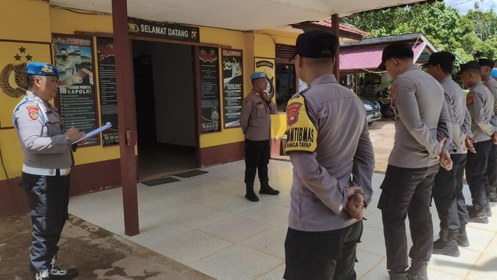 Cek kesiapsiagaan anggota Polsek Nanga Tayap
