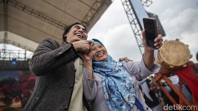 Charly Van Houten Hibur Pengunjung Festival Bangun Desa Bangun Indonesia