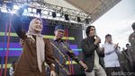 Charly Van Houten Hibur Pengunjung Festival Bangun Desa Bangun Indonesia