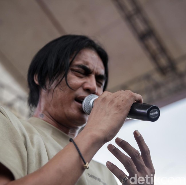 Cara Charly van Houten Cari Inspirasi untuk Ciptakan Lagu