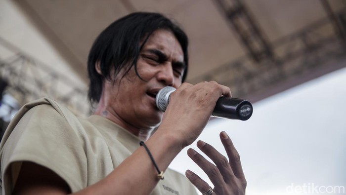 Charly Van Houten Hibur Pengunjung Festival Bangun Desa Bangun Indonesia Festival Gerakan Desa Peduli Sampah semakin meriah dengan kehadiran bintang tamu musisi Charly van Houten. Charly membawakan sejumlah lagu terpopulernya di Festival Gerakan Desa Peduli Sampah.
