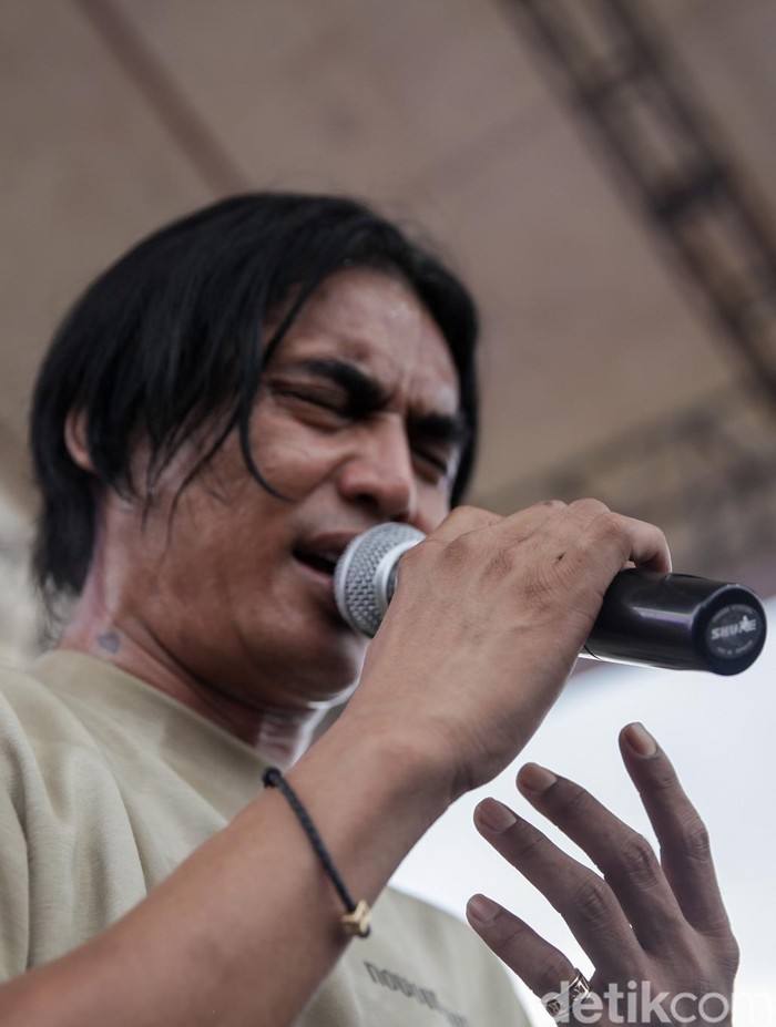 Charly Van Houten Hibur Pengunjung Festival Bangun Desa Bangun Indonesia Festival Gerakan Desa Peduli Sampah semakin meriah dengan kehadiran bintang tamu musisi Charly van Houten. Charly membawakan sejumlah lagu terpopulernya di Festival Gerakan Desa Peduli Sampah.