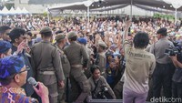 Kemudian Charly menyambung dengan lagu Cari Pacar Lagi, PUSPA, Jangan Pernah Berubah, dan Bintang Kehidupan.