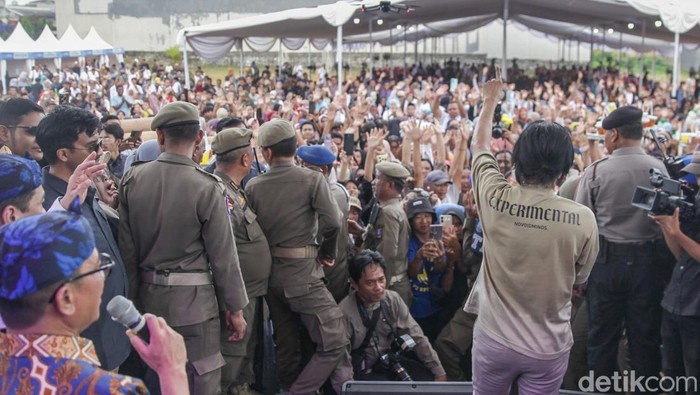 Charly Van Houten Hibur Pengunjung Festival Bangun Desa Bangun Indonesia Festival Gerakan Desa Peduli Sampah semakin meriah dengan kehadiran bintang tamu musisi Charly van Houten. Charly membawakan sejumlah lagu terpopulernya di Festival Gerakan Desa Peduli Sampah.