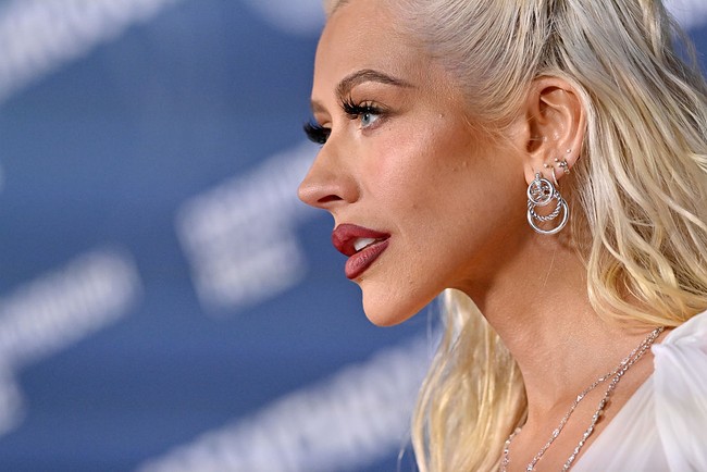 Tak hanya tubuhnya, perubahan di wajah Christina juga menjadi perbincangan. Saat tampil di acara 11th Breakthrough Prize Ceremony, kamera paparazzi yang men-zoom wajahnya menangkap perubahan pada bentuk bibir yang terlihat lebih tebal, serta pipi yang tampak lebih tirus.  Foto: dok. Getty Images