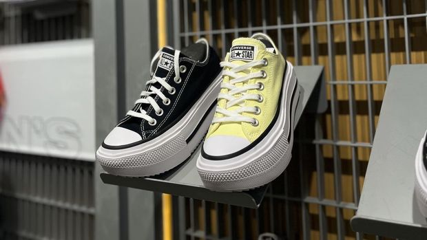 Converse baru saja merilis Chuck Taylor All Star Double Stack di Sky Bridge lantai 2, Grand Indonesia (15/5/2025).