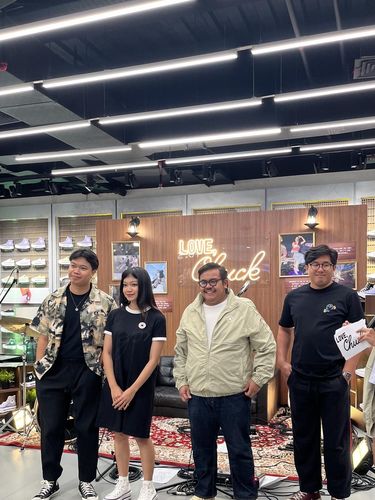 Converse baru saja merilis Chuck Taylor All Star Double Stack di Sky Bridge lantai 2, Grand Indonesia (15/5/2025).