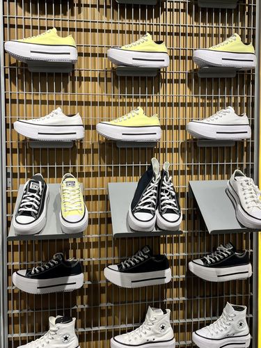 Converse baru saja merilis Chuck Taylor All Star Double Stack di Sky Bridge lantai 2, Grand Indonesia (15/5/2025).