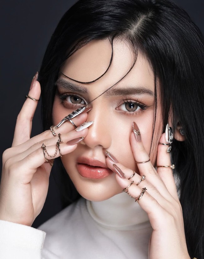 Davina Karamoy kembali mencuri atensi melalui penampilannya. Di salah satu pemotretan terbaru, wanita 22 tahun itu tampil cantik manglingi bak eonni Korea. Foto: Instagram/@davinaakaramoy