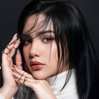 Bergaya simpel, Davina tampak mengenakan turtle neck lengan panjang berwarna putih. Penampilannya itu dipadukan dengan aksesori berupa cincin berwarna emas yang menghiasi seluruh jari tangannya. Foto: Instagram/@davinaakaramoy