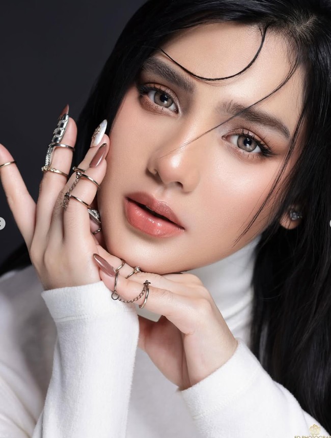 Ditambah dengan riasan natural flawless hasil tangan MUA Vuva Melianti, penampilan Davina makin cantik memukau. Eyeshadow coklat tipis dipadukan dengan bulu mata palsu yang ringan membuat tampilan matanya lebih lentik dan fresh. Blush on dan lipstik bernuansa coral juga diaplikasikan untuk tampilan yang lebih merona. Foto: Instagram/@davinaakaramoy