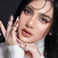 Ditambah dengan riasan natural flawless hasil tangan MUA Vuva Melianti, penampilan Davina makin cantik memukau. Eyeshadow coklat tipis dipadukan dengan bulu mata palsu yang ringan membuat tampilan matanya lebih lentik dan fresh. Blush on dan lipstik bernuansa coral juga diaplikasikan untuk tampilan yang lebih merona. Foto: Instagram/@davinaakaramoy
