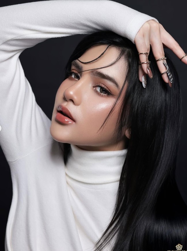 Dengan hasil yang glowy membuat kulit wajah Davina terlihat lembap dan sehat alami. Ia juga menambahkan softlens berwarna coklat yang membuat bagian matanya semakin cantik. Foto: Instagram/@davinaakaramoy