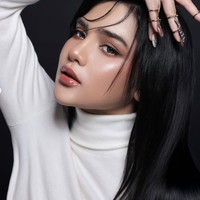 Dengan hasil yang glowy membuat kulit wajah Davina terlihat lembap dan sehat alami. Ia juga menambahkan softlens berwarna coklat yang membuat bagian matanya semakin cantik. Foto: Instagram/@davinaakaramoy